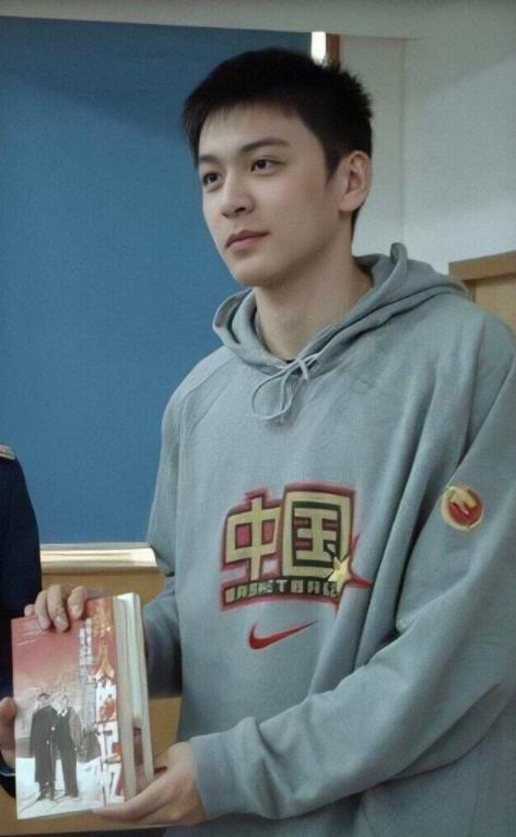 娱乐吃瓜帅哥视频,揭秘帅哥视频背后的故事